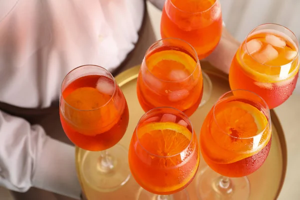 Garçom Segurando Bandeja Com Aperol Spritz Cocktail Bebida Verão — Fotografia de Stock