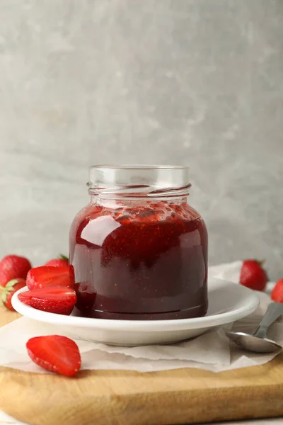 Komposition Mit Erdbeermarmelade Auf Holztisch Vor Grauem Hintergrund — Stockfoto