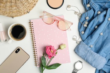 Beyaz arka planda kadın aksesuarları olan bir kompozisyon. Kadın blogcu