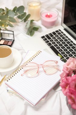 Beyaz kumaş arka planında iş aksesuarları. Blogger konsepti