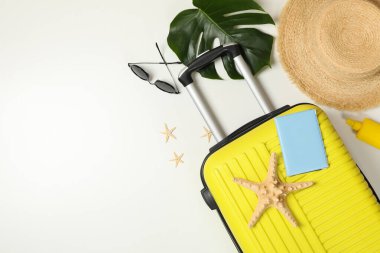 Beyaz arka planda seyahat aksesuarları, üst manzara. Seyahat blogçusu