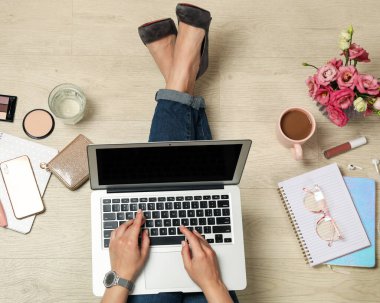 Kız dizüstü bilgisayarda çalışıyor. Blogger konsepti