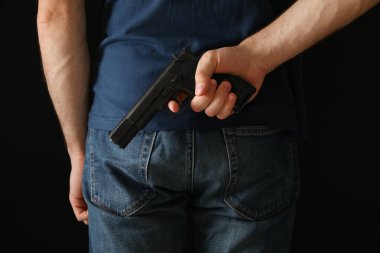 Bir adam arkadan silah tutuyor. Nefsi müdafaa