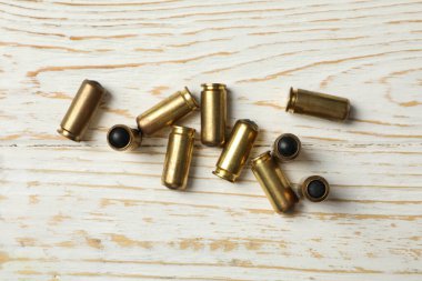 Ahşap arka planda plastik mermiler, üst manzara. Nefsi müdafaa