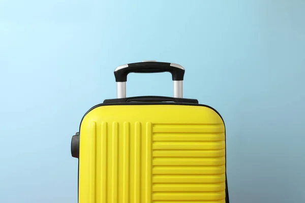 Farbe Reisetasche Auf Blauem Hintergrund Nahaufnahme — Stockfoto