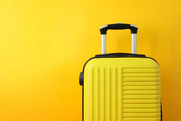 Farbe Reisetasche Auf Gelbem Hintergrund Platz Für Text — Stockfoto