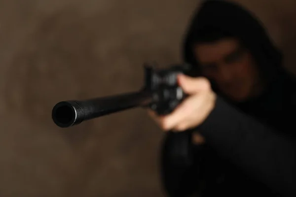 Mężczyzna Kapturze Trzyma Broń Wybiórcze Skupienie Rabunek — Zdjęcie stockowe