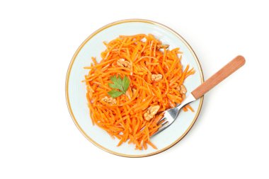 Beyaz arka planda izole edilmiş havuç salatası tabağı