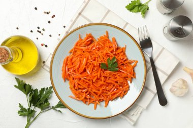 Beyaz arka planda lezzetli havuç salatası kompozisyonu. Kore havucu