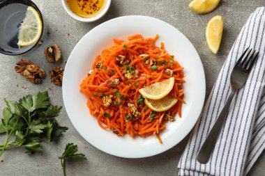 Gri arka planda lezzetli havuç salatası kompozisyonu. Kore havucu