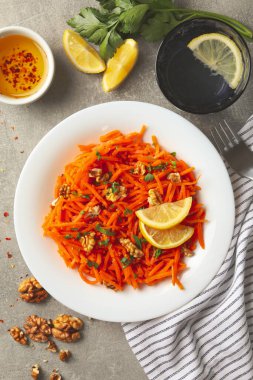 Gri arka planda lezzetli havuç salatası kompozisyonu. Kore havucu