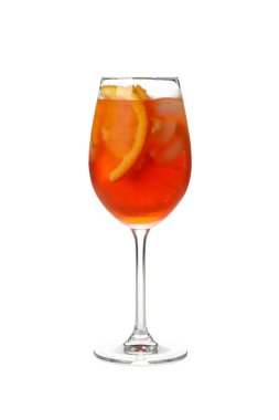 Aperol sprey kokteyli beyaz arka planda izole edilmiş. Yaz içeceği