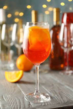 Aperol sprey kokteyli ve bulanık ışıklarla bestelenmiş. Yaz içeceği