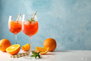 Mavi arka planda aperol spreyli kompozisyon