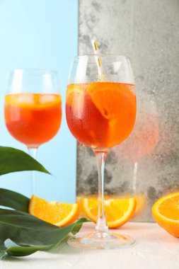 Beyaz masada aperol spreyli kompozisyon. Yaz içeceği