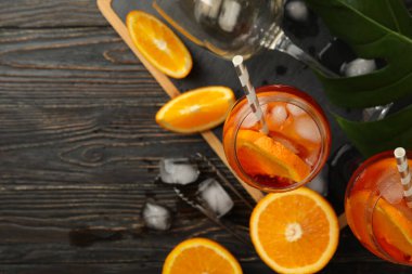 Ahşap arka planda aperol spreyli kompozisyon. Yaz içeceği