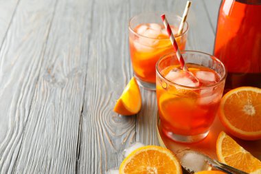 Ahşap arka planda aperol spreyli kompozisyon. Yaz içeceği