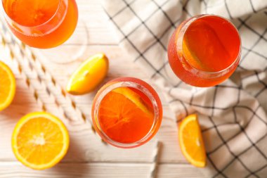 Ahşap arka planda aperol spreyli kompozisyon. Yaz kokteyli