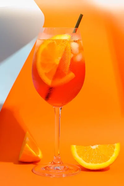 Aperol Spritz Koktejl Barevném Pozadí Letní Drink — Stock fotografie