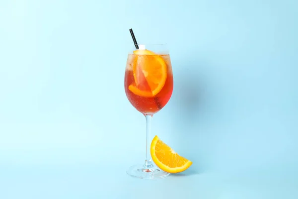 蓝色背景的Aperol Spritz鸡尾酒夏季酒水 — 图库照片