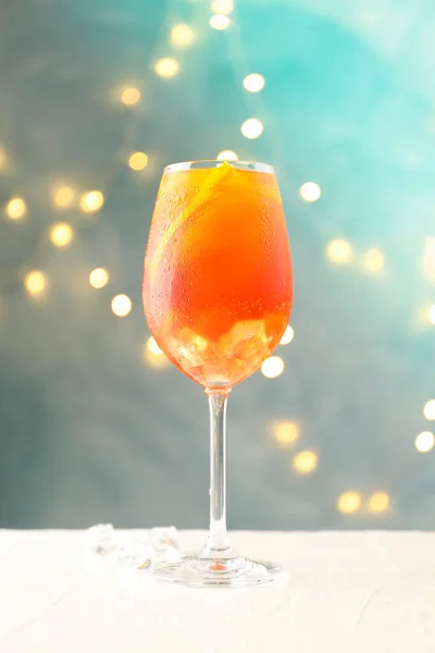 Összetétel Aperol Spritz Koktéllal Homályos Fényekkel Nyári Ital — Stock Fotó