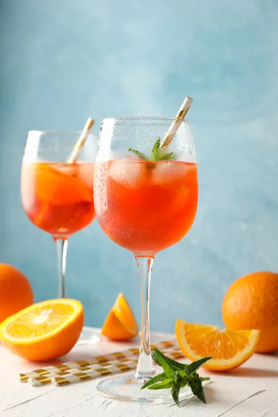 Composição Com Aperol Spritz Cocktail Contra Fundo Azul — Fotografia de Stock