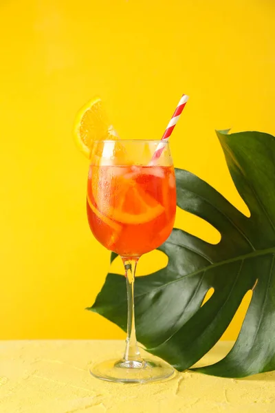 Aperol Spritz Cocktail Folha Palma Sobre Fundo Amarelo Bebida Verão — Fotografia de Stock