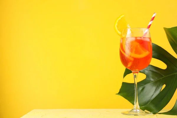 Koktajl Aperol Spritz Liść Palmowy Żółtym Tle Letni Drink — Zdjęcie stockowe