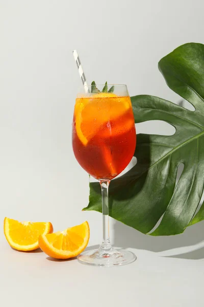 Composizione Con Cocktail Spritz Mele Fondo Bianco Bevanda Estiva — Foto Stock