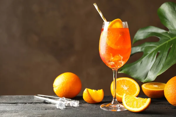 Composición Con Aperol Spritz Cocktail Sobre Mesa Madera Bebida Verano —  Fotos de Stock