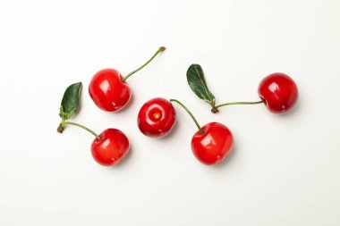 Beyaz zemin üzerinde taze kırmızı kiraz, üst görünüm