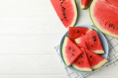 Beyaz ahşap zemin üzerinde taze karpuz tabağı ile kompozisyon, üst görünüm