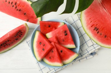 Beyaz ahşap zemin üzerinde taze karpuz tabağı ile kompozisyon, üst görünüm
