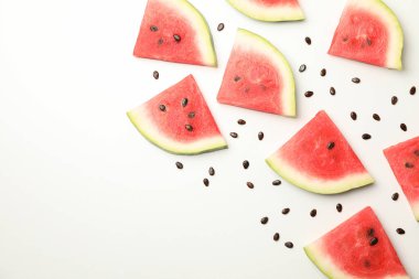 Beyaz zemin üzerinde taze karpuz dilimleri olan kompozisyon, üst görünüm