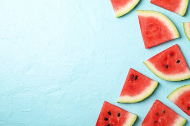 Mavi arkaplanda karpuz dilimleri olan kompozisyon, üst görünüm
