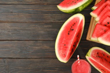 Karpuz dilimli kompozisyon ve ahşap arka planda meyve suyu. Yaz meyvesi