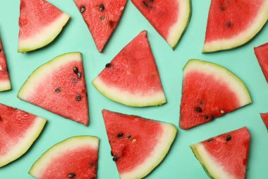 Arka planda taze karpuz dilimleri olan kompozisyon, üst görünüm.