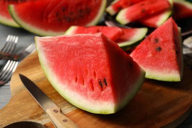 Gri ahşap masada karpuz dilimli kompozisyon. Yaz meyvesi