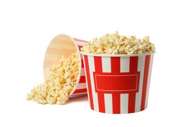 Beyaz arka planda izole edilmiş patlamış mısırlı karton kovalar