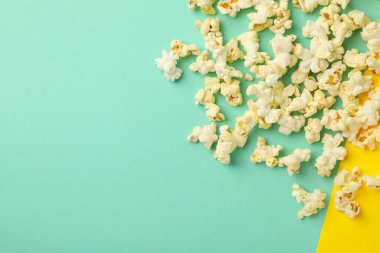 İki tonlu lezzetli patlamış mısır. Sinema izlemek için yiyecek.