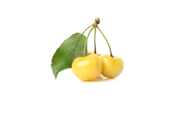 新鲜的黄色樱桃 白色背景隔离 — 图库照片