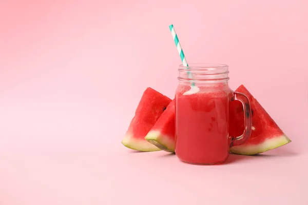 Glas Mit Wassermelonensaft Und Scheiben Auf Rosa Hintergrund — Stockfoto