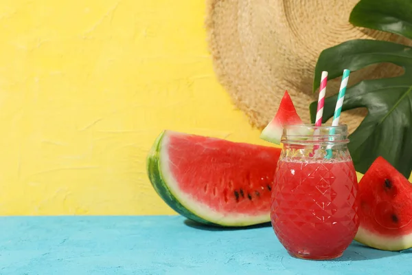 Samenstelling Met Watermeloen Sap Blauwe Tafel Zomerfruit — Stockfoto