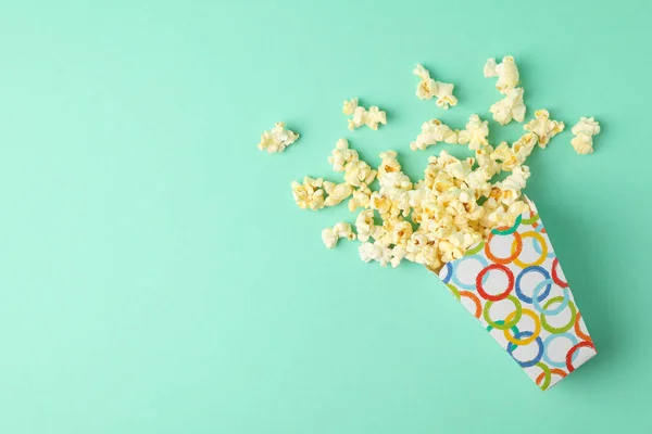 Schachtel Mit Popcorn Auf Minzgrund Essen Fürs Kino — Stockfoto