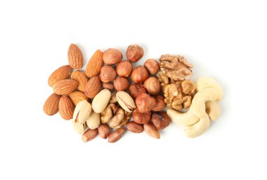 Beyaz arka planda izole edilmiş farklı lezzetli fındıklar. Vitamin yiyeceği.