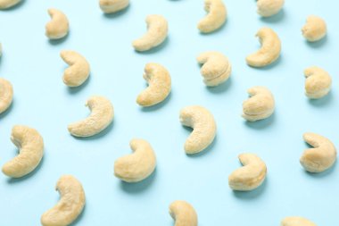 Mavi arka planda fındıklı fındıklı düz yatıyordu. Vitamin yiyeceği.