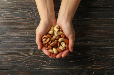 Kadının tahta arka planda farklı taşakları var. Sağlıklı beslenme