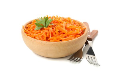 Çatal ve kâse beyaz arka planda izole edilmiş havuç salatası