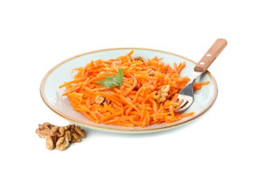 Beyaz arka planda izole edilmiş havuç salatası tabağı