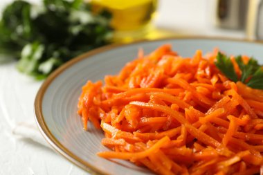 Beyaz arka planda lezzetli havuç salatası kompozisyonu. Kore havucu